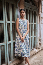 Load image into Gallery viewer, the KAFFIR midi - white with blue floral