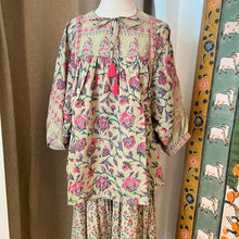 Load image into Gallery viewer, the MINT top - pea green w/ fuchsia floral