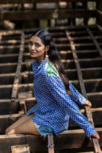 Load image into Gallery viewer, The BASIC shirt - deep blue w/ white butis
