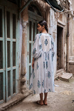 Load image into Gallery viewer, The NUTMEG midi - white and blue buta
