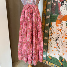 Load image into Gallery viewer, the Panelled skirt with pockets - pink paisley