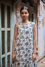 Load image into Gallery viewer, the KAFFIR midi - white with blue floral