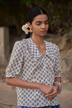 Load image into Gallery viewer, the LEMON top - white with blue butis