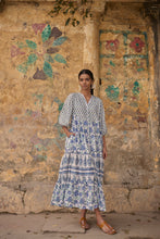 Load image into Gallery viewer, the CHILLI maxi - white and blue floral