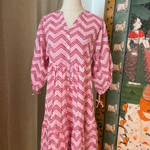 Load image into Gallery viewer, the CHILLI midi - pink zigzag