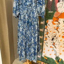 Load image into Gallery viewer, Panelled skirt with pockets - denim blue floral