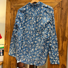 Load image into Gallery viewer, The BASIC shirt - ink blue floral