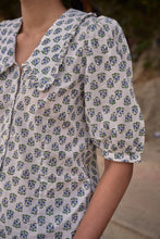Load image into Gallery viewer, the LEMON top - white with blue butis