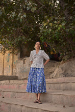 Load image into Gallery viewer, the LEMON top - white with blue butis