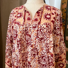 Load image into Gallery viewer, the MINT top - beige with red floral