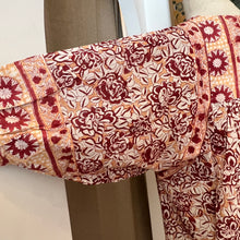 Load image into Gallery viewer, the MINT top - beige with red floral