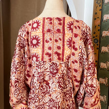 Load image into Gallery viewer, the MINT top - beige with red floral