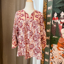Load image into Gallery viewer, the MINT top - beige with red floral