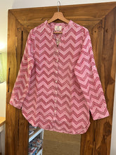 Load image into Gallery viewer, the HONEY top - Pink Zig Zag