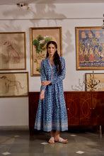 Load image into Gallery viewer, the V-NECK maxi - Blue fun floral