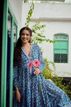 Load image into Gallery viewer, the V-NECK maxi - Blue fun floral