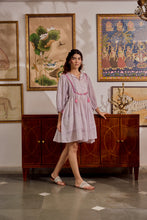 Load image into Gallery viewer, The NUTMEG mini - white with delicate buti
