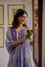 Load image into Gallery viewer, the VANILLA mini - white & blue floral