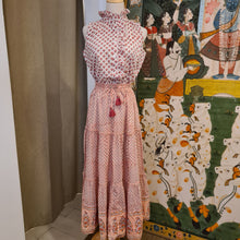 Load image into Gallery viewer, the BASIL top - white w/ pink butis