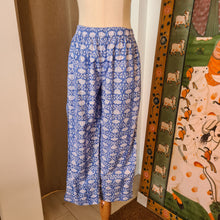 Load image into Gallery viewer, the basic pants- blue with white lotus