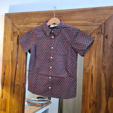 Load image into Gallery viewer, Boys Short-sleeves Shirt - charcoal grey w/ fuchsia butis