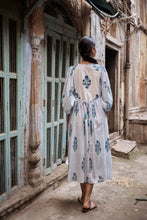 Load image into Gallery viewer, The NUTMEG midi - white and blue buta
