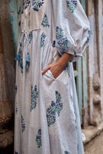 Load image into Gallery viewer, The NUTMEG midi - white and blue buta
