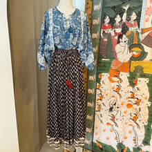 Load image into Gallery viewer, the MINT top - denim blue floral
