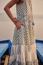 Load image into Gallery viewer, the BORAGE MAXI  - white and blue floral
