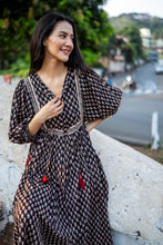 Load image into Gallery viewer, The NUTMEG midi - black bagru
