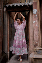 Load image into Gallery viewer, the CHILLI maxi - soft pink floral
