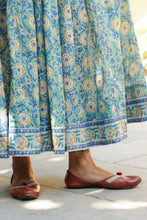 Load image into Gallery viewer, the Panelled skirt with pockets - green floral
