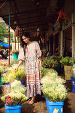 Load image into Gallery viewer, the CHILLI maxi - light grey with orange floral
