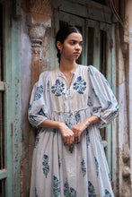 Load image into Gallery viewer, The NUTMEG midi - white and blue buta
