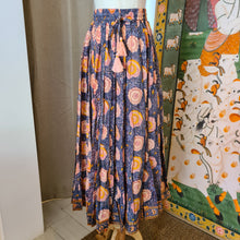 Load image into Gallery viewer, Panelled skirt with pockets - vintage grey
