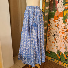 Load image into Gallery viewer, Panelled skirt with pockets - blue with white small lotus
