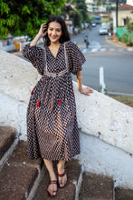 Load image into Gallery viewer, The NUTMEG midi - black bagru
