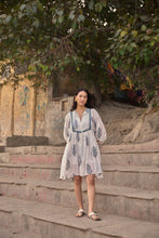 Load image into Gallery viewer, The NUTMEG mini - white with blue buta
