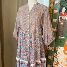 Load image into Gallery viewer, the CHILLI midi - pastel blue w/ pink floral
