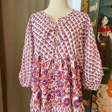 Load image into Gallery viewer, the CHILLI mini - white w/ red purple floral
