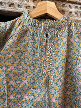 Load image into Gallery viewer, the FENNEL top - soft green with pink butis

