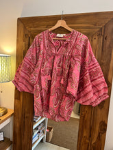 Load image into Gallery viewer, the MINT top - pink paisley
