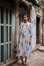 Load image into Gallery viewer, The NUTMEG midi - white and blue buta
