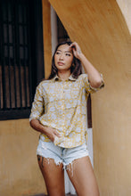 Load image into Gallery viewer, The BASIC shirt - yellow floral
