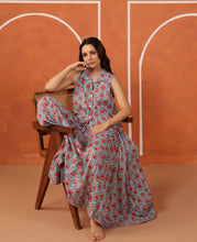 Load image into Gallery viewer, Panelled skirt with pockets - turquoise blue with pink butis
