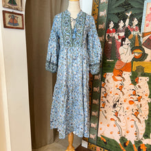 Load image into Gallery viewer, The WASABI midi - soft blue floral
