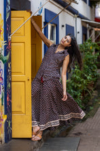 Load image into Gallery viewer, Panelled skirt with pockets - black bagru
