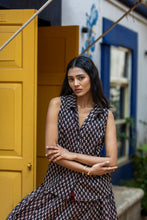 Load image into Gallery viewer, Panelled skirt with pockets - black bagru
