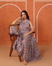 Load image into Gallery viewer, Panelled skirt with pockets - turquoise blue with pink butis
