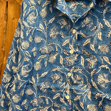 Load image into Gallery viewer, The BASIC shirt - ink blue floral
